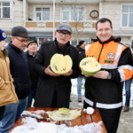 BAŞKAN BALCIOĞLU KADIKÖY'DE KIŞ KARPUZUNUN TADINA BAKTI silivri kadıköy kış karpuzu