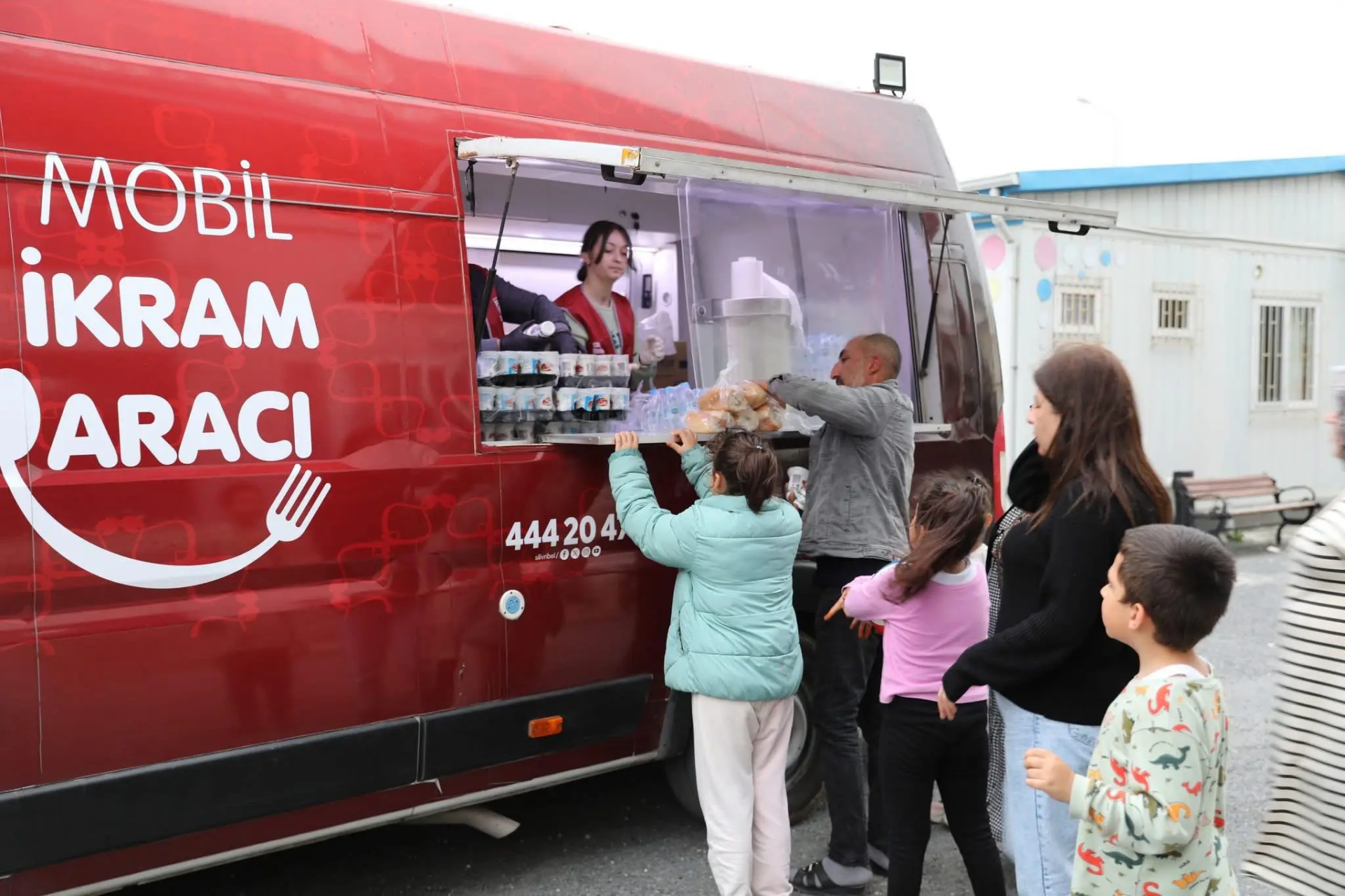 SİLİVRİ BELEDİYESİ SICAK YEMEK DAĞITIYOR silivri belediyesi mobil ikram aracı