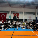 ANNELER VE KIZLARI VOLEYBOL SAHASINDA BULUŞTU anneler günü voleybol turnuvası