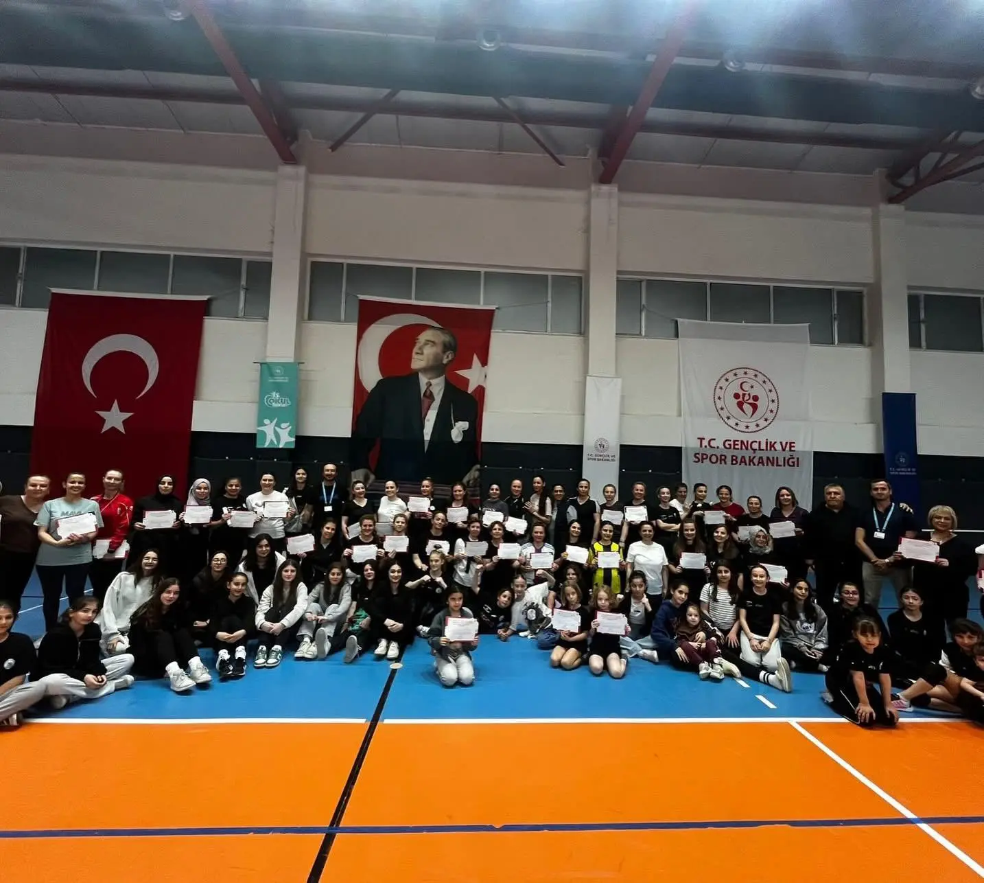 ANNELER VE KIZLARI VOLEYBOL SAHASINDA BULUŞTU anneler günü voleybol turnuvası