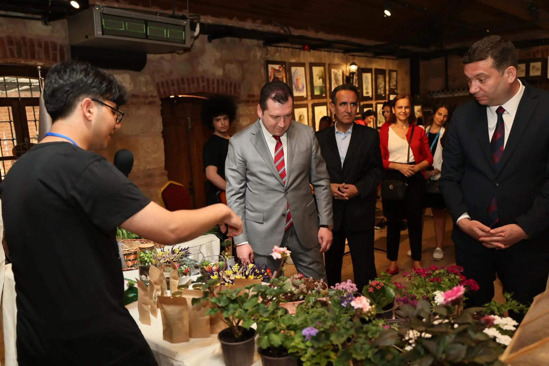 19 MAYIS SERGİSİ AÇILDI Şerife Baldöktü Karma Gençlik Sergisi