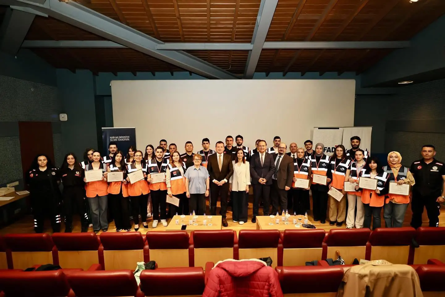 SİLİVRİ'DE ÜNİVERSİTE ÖĞRENCİLERİ AFAD GÖNÜLLÜSÜ OLDU rumeli üniversitesi afad