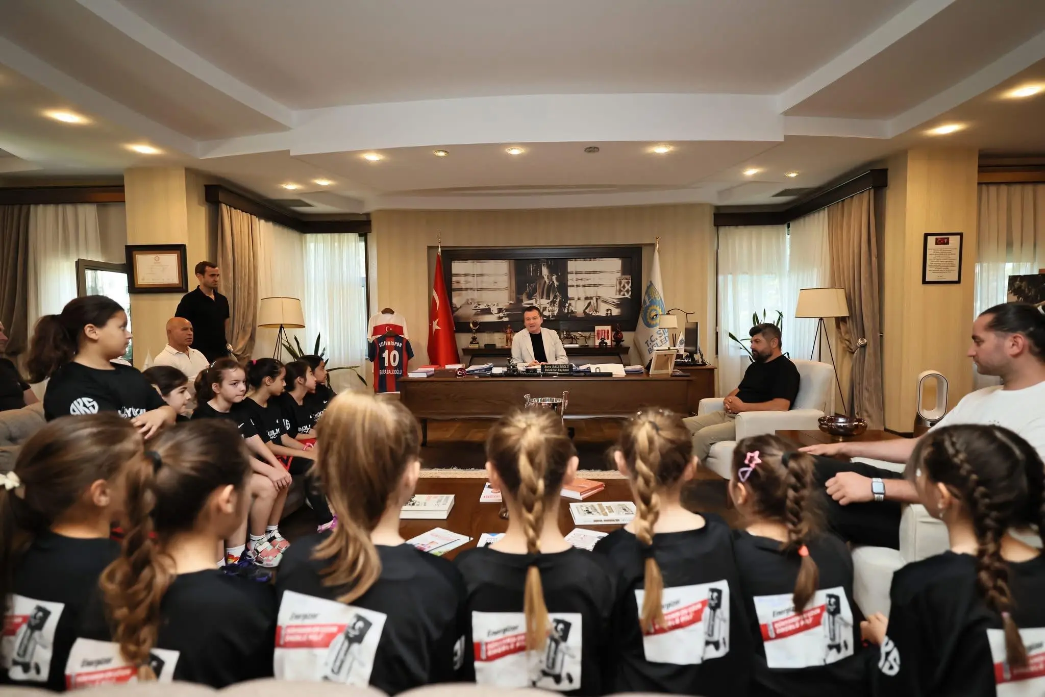 ŞAMPİYON BASKETÇİ KIZLAR, BAŞKAN BALCIOĞLU'NU ZİYARET ETTİ büyükkılıçlı basketbol