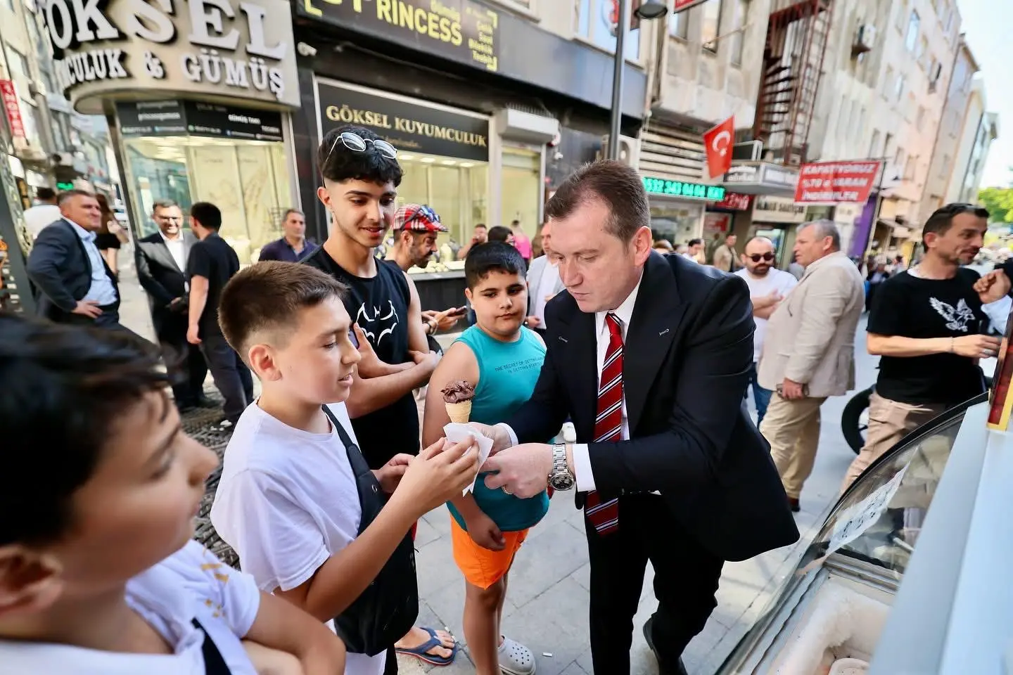 BAŞKAN BALCIOĞLU VATANDAŞLARIN BAYRAMINI KUTLADI bora balcıoğlu
