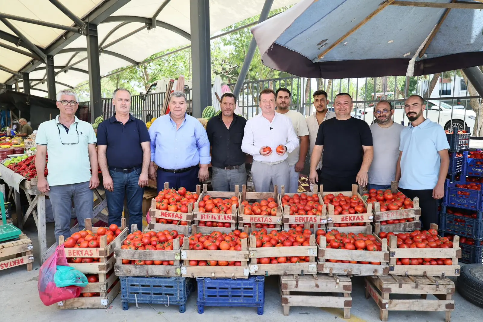 BAŞKAN BALCIOĞLU DEĞİRMENKÖY'DE KÖYLÜ PAZARI'NDA Değirmenköy Domatesi