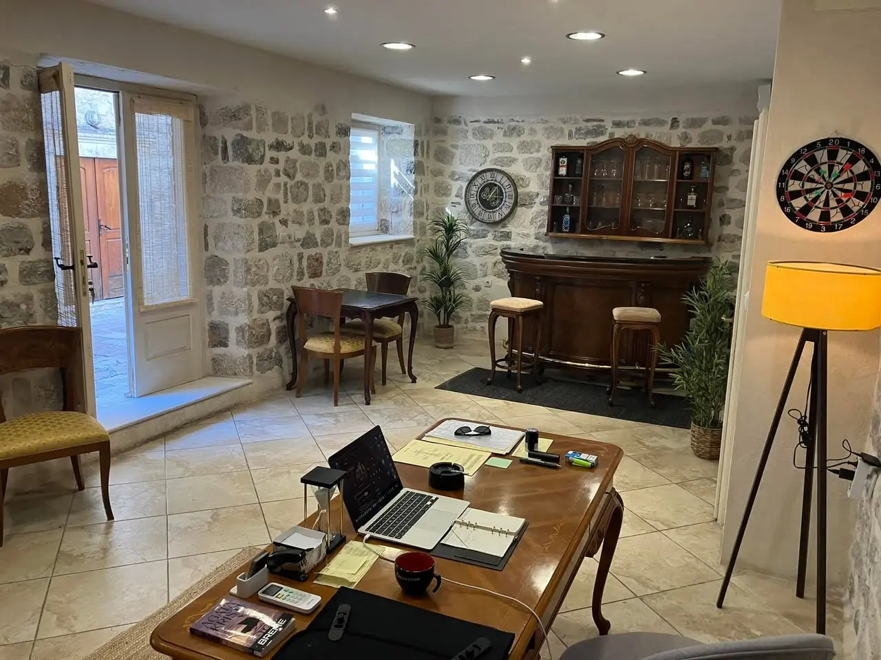 KARADAĞ'DA DOLANDIRICILARA DİKKAT! plan b danışmanlık, bacchus wine cellar, black cat group, karadağ mntenegro kotor
