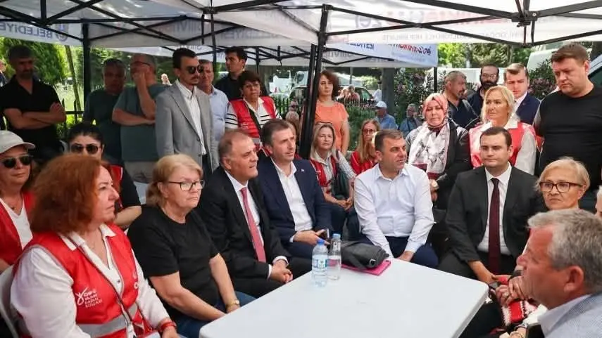 İBB Başkan Vekili Nuri Aslan ile Çatalca Belediye Başkanı Erhan Güzel Silivri’ye gelerek belediye yönetimi ve gözaltındaki isimlerin ailelerine destek verdi.