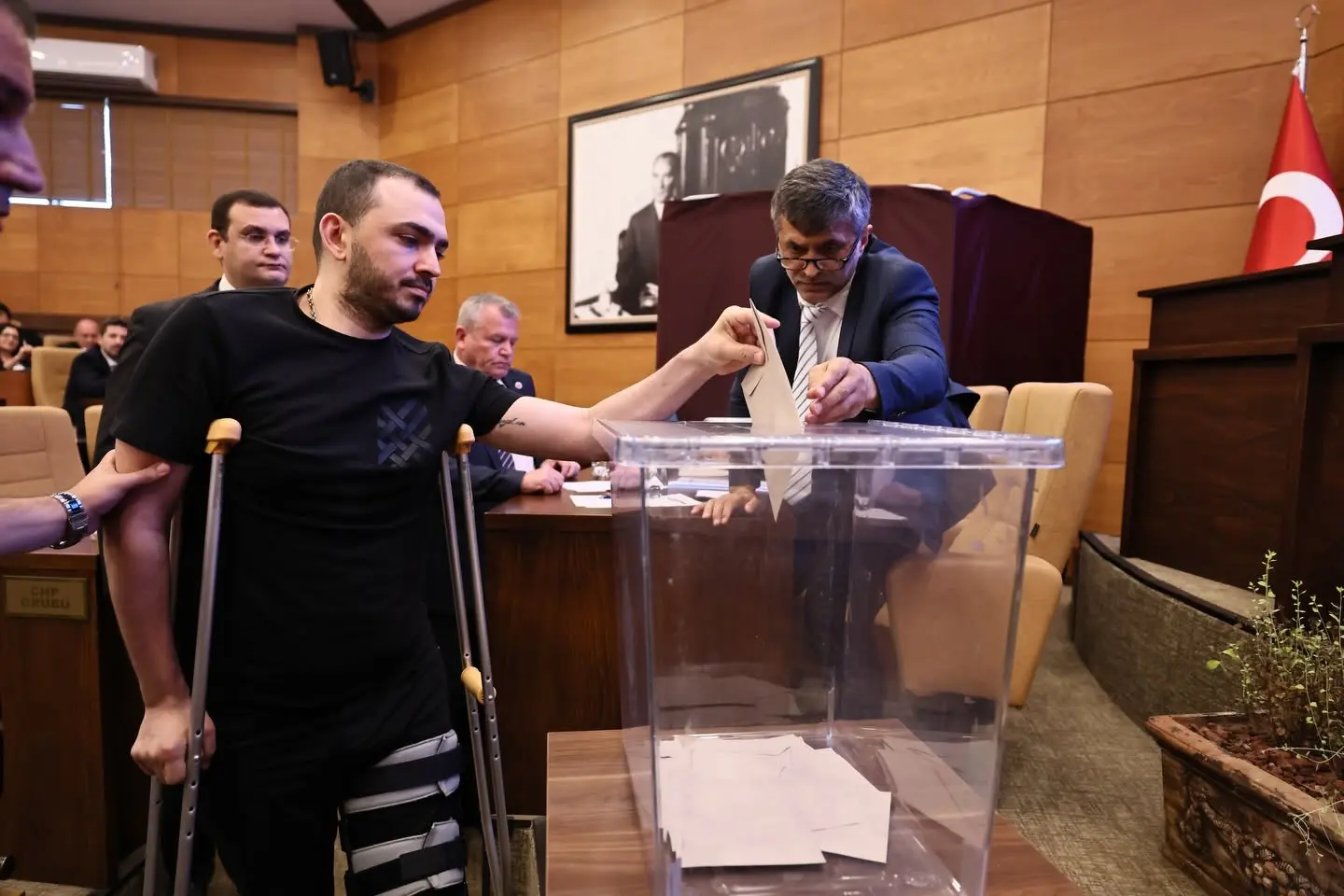 KOLTUK DEĞNEKLERİYLE OY KULLANDI, SİLİVRİ'NİN İRADESİNE SAHİP ÇIKTI eczacı mahmut yıldızaydın silivri