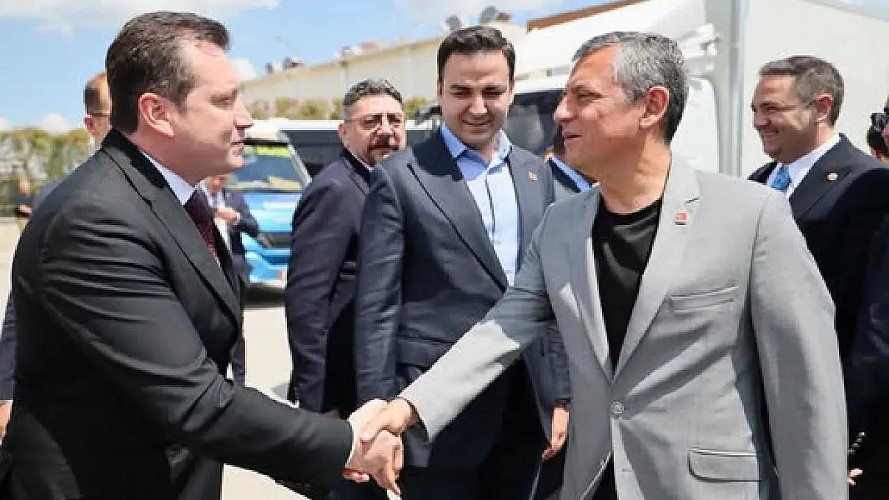 ÖZGÜR ÖZEL BAŞKAN BALCIOĞLU VE AİLESİNİ ZİYARET ETTİ bora balcıoğlu özgür özel