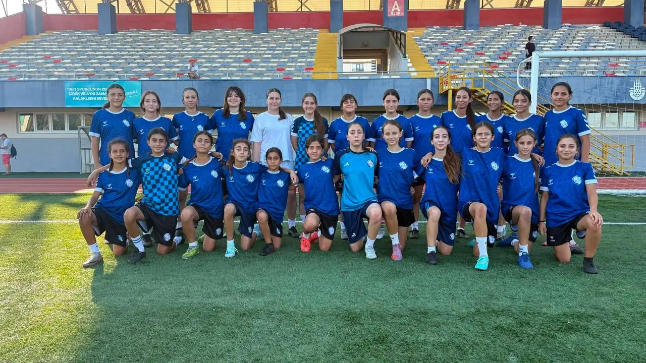 GÜMÜŞYAKASPOR KIZ FUTBOL TAKIMI'NDAN BİR İLK Gümüşyakaspor Kız Futbol Takımı