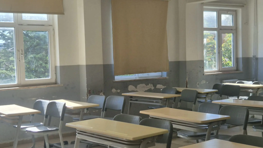 SİLİVRİ TOKİ ANADOLU LİSESİ BAKIMSIZLIKTAN DÖKÜLÜYOR silivri toki cumhuriyet anadolu lisesi