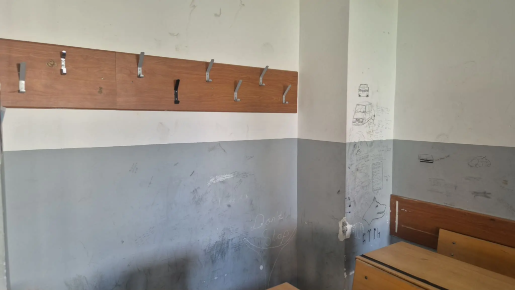 SİLİVRİ TOKİ ANADOLU LİSESİ BAKIMSIZLIKTAN DÖKÜLÜYOR silivri toki cumhuriyet anadolu lisesi